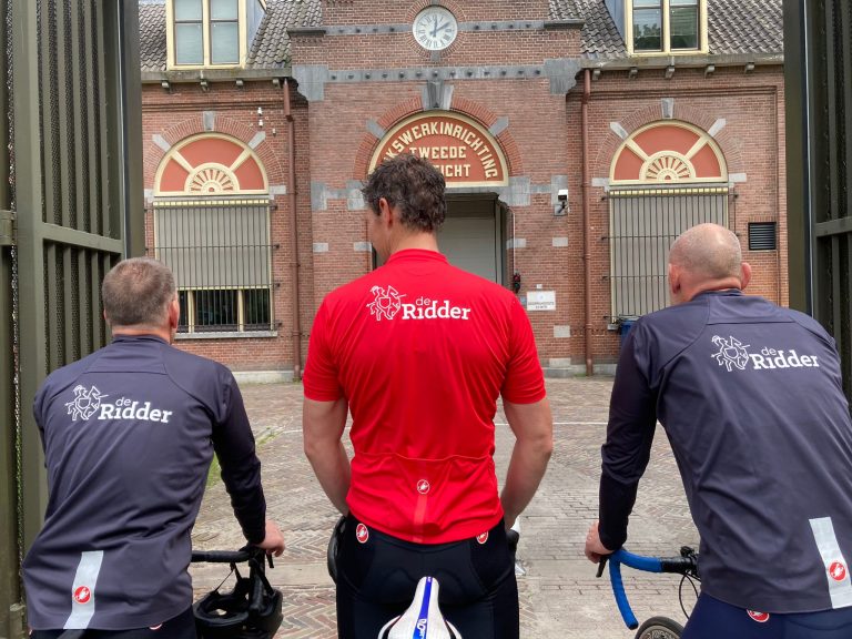 de ridder bv sponsort sportinstructeurs van pi veenhuizen in fietstocht naar gardameer